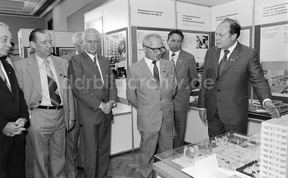 DDR-Bildarchiv: Berlin - Ausstellung 7. Baukonferenz in Berlin in der DDR