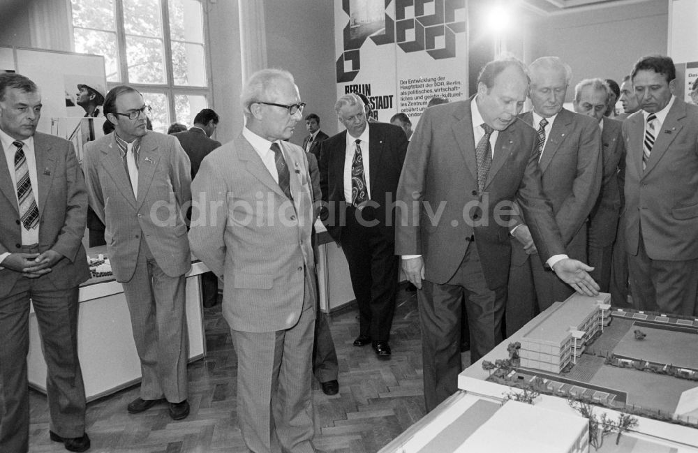 DDR-Bildarchiv: Berlin - Ausstellung 7. Baukonferenz in Berlin in der DDR