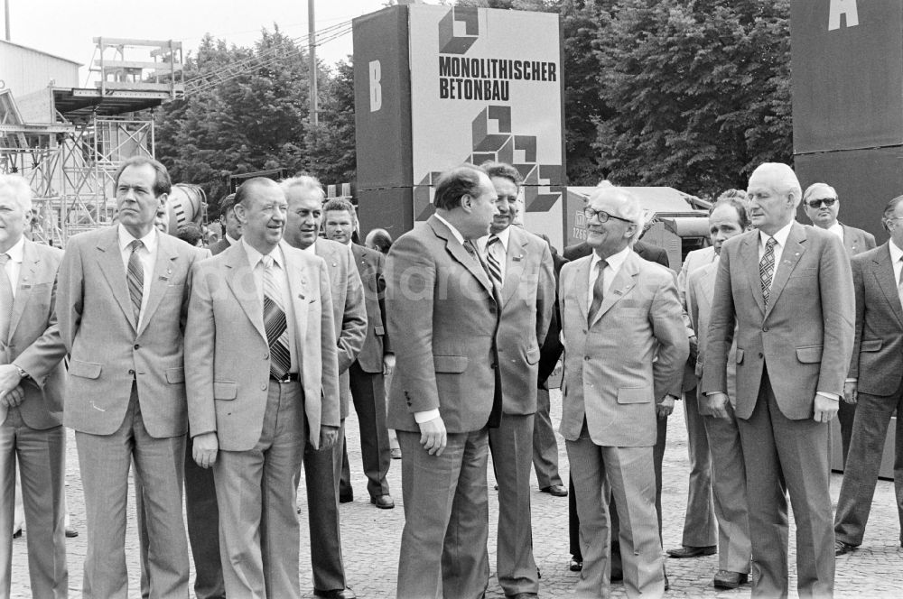 Berlin: Ausstellung 7. Baukonferenz in Berlin in der DDR