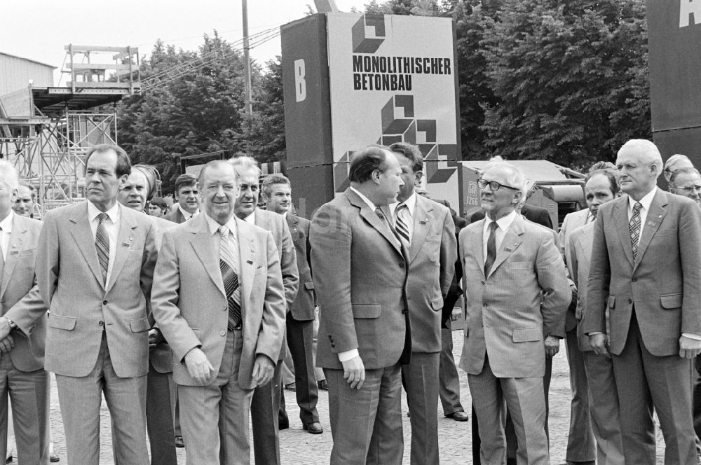 DDR-Bildarchiv: Berlin - Ausstellung 7. Baukonferenz in Berlin in der DDR