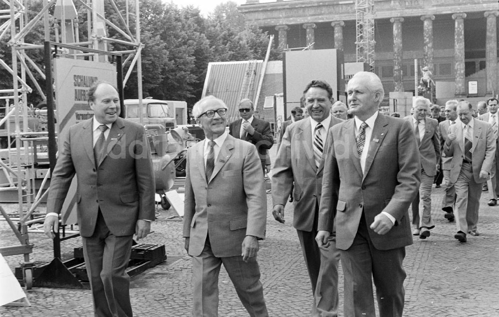 Berlin: Ausstellung 7. Baukonferenz in Berlin in der DDR