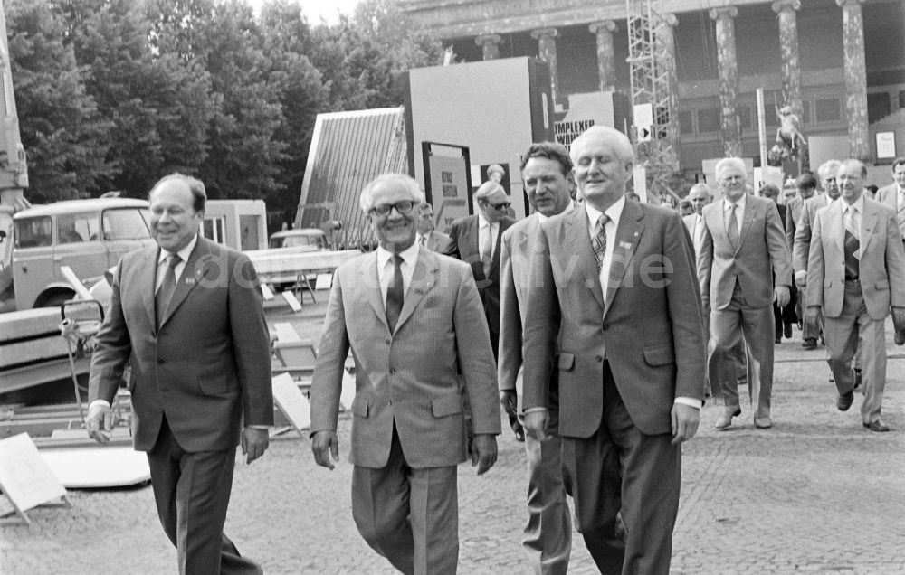 DDR-Bildarchiv: Berlin - Ausstellung 7. Baukonferenz in Berlin in der DDR