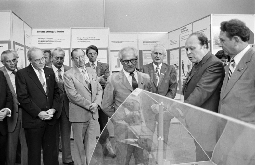 Berlin: Ausstellung 7. Baukonferenz in Berlin in der DDR