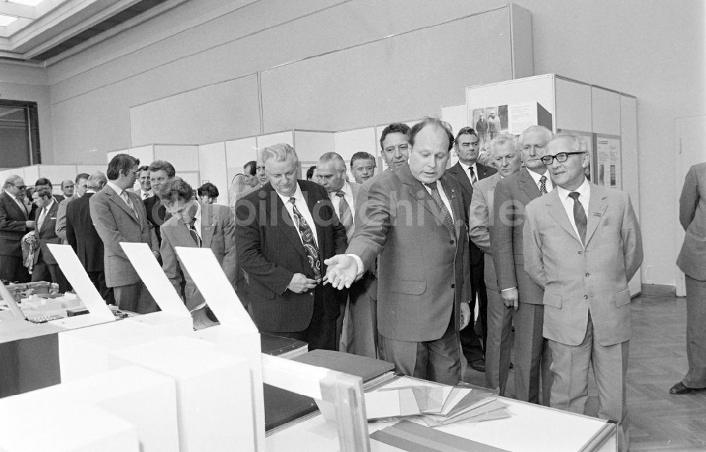 DDR-Bildarchiv: Berlin - Ausstellung 7. Baukonferenz in Berlin in der DDR