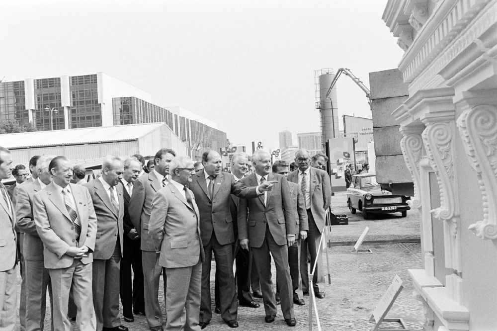 Berlin: Ausstellung 7. Baukonferenz in Berlin in der DDR