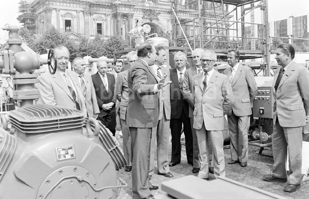 DDR-Bildarchiv: Berlin - Ausstellung 7. Baukonferenz in Berlin in der DDR