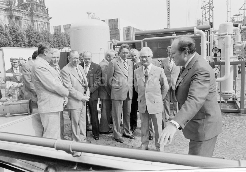 Berlin: Ausstellung 7. Baukonferenz in Berlin in der DDR