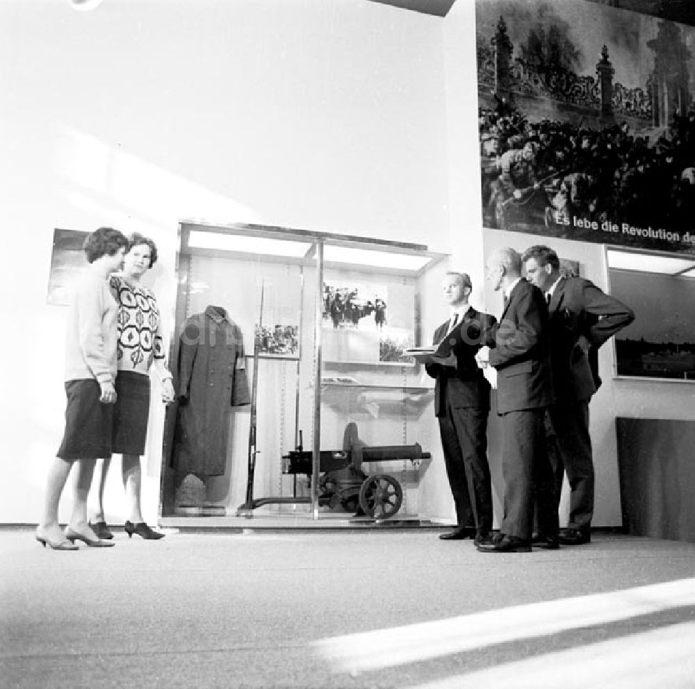 DDR-Bildarchiv: Berlin - 1966 Ausstellung über die Novemberrevolution im Museum für Deutsche Geschichte (jetziges Zeughaus) in Berlin Foto: