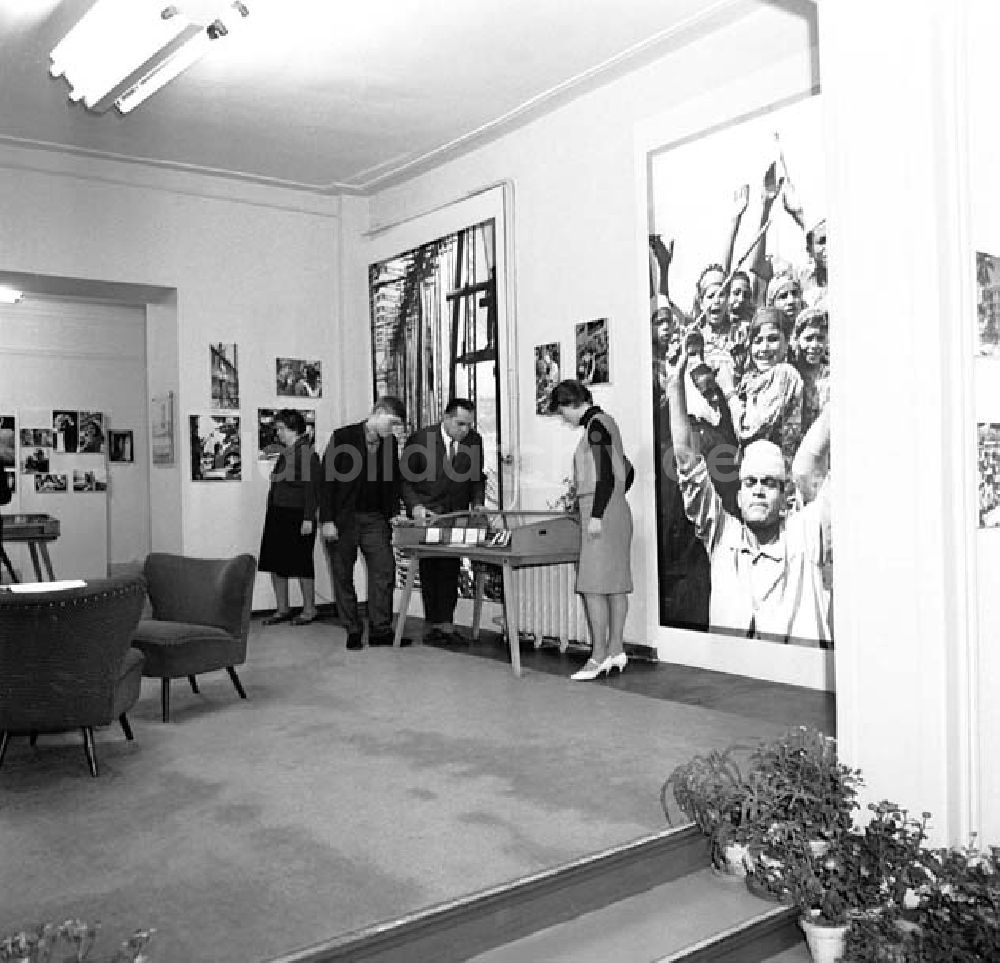 DDR-Bildarchiv: Berlin - Ausstellung im Haus der Deutsch-Sowjetischen-Freundschaft Foto: Schönfeld