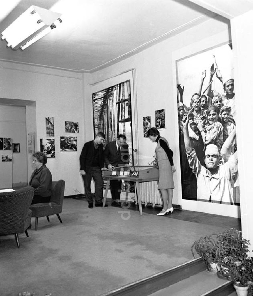 DDR-Fotoarchiv: Berlin - Ausstellung im Haus der Deutsch-Sowjetischen-Freundschaft Foto: Schönfeld