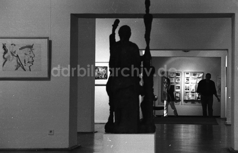 DDR-Fotoarchiv: Belin - Ausstellung Kathsitzpreisträger im Marstall 28.07.92 Lange Umschlag 1084