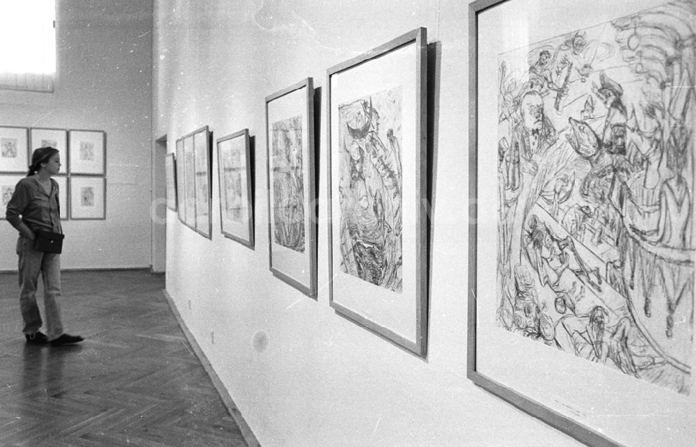 DDR-Bildarchiv: Berlin - Ausstellung Kathsitzpreisträger im Marstall 28.07.92 Lange Umschlag 1084