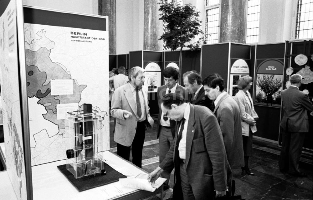 Berlin: Ausstellung von Zeitdokumenten Berlins 29.06.89 Foto:Grahn Umschlag 0782