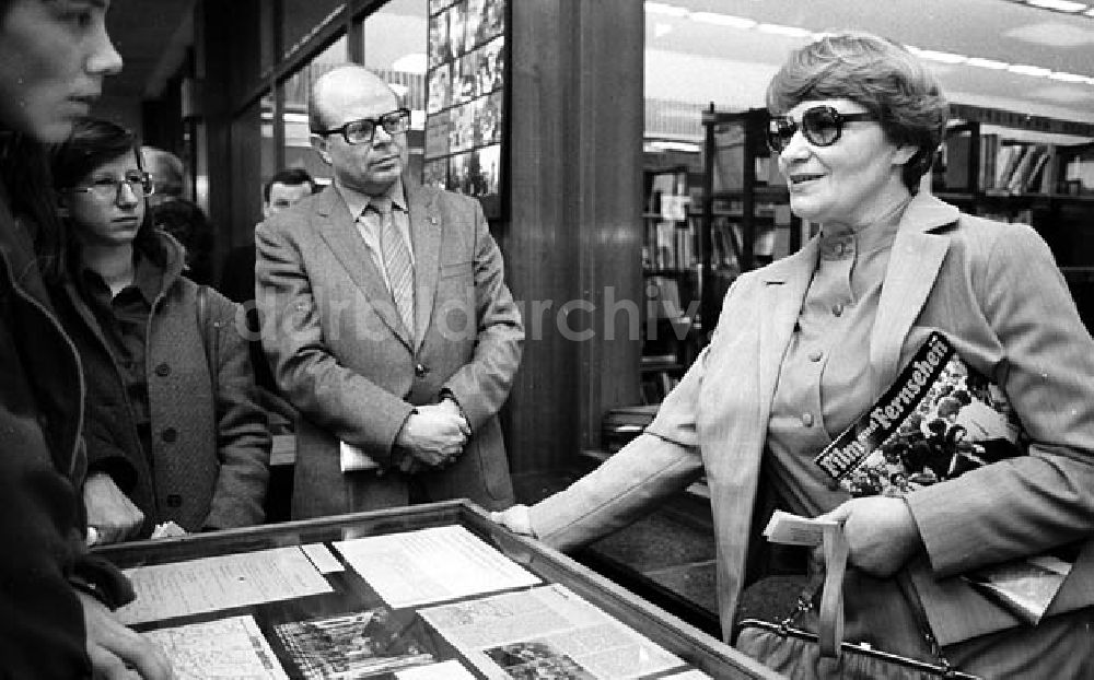 DDR-Fotoarchiv: Berlin - Ausstellungseröffnung Tscheschow in der Berliner Stadtbibliothek Umschlagnr.: 151 Foto: Winkler