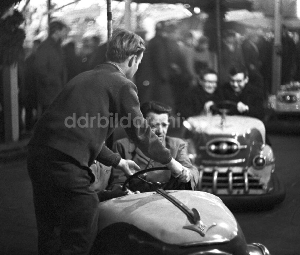 DDR-Fotoarchiv: Berlin - Autoscooter auf dem Weihnachtsmarkt in Berlin