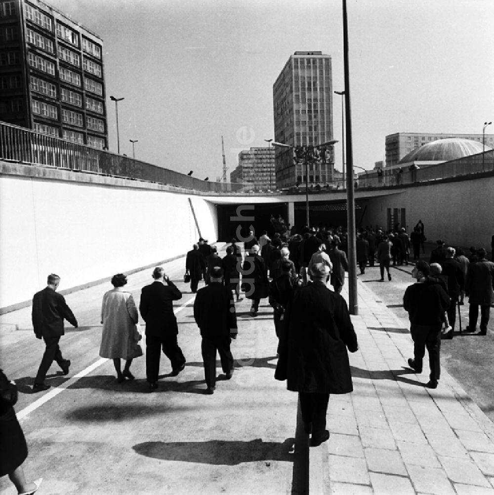 DDR-Bildarchiv: Berlin - Autotunnel Alexanderplatz Berlin für Besucher freigegeben