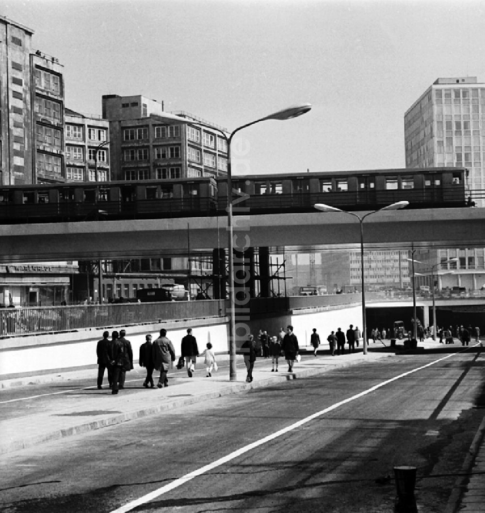 DDR-Fotoarchiv: Berlin - Autotunnel Alexanderplatz Berlin für Besucher freigegeben