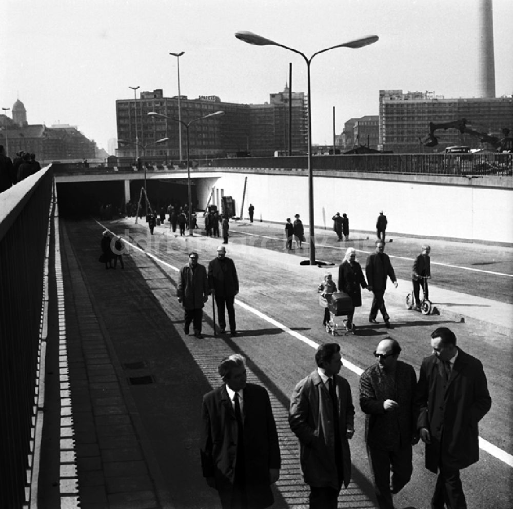 DDR-Bildarchiv: Berlin - Autotunnel Alexanderplatz Berlin für Besucher freigegeben