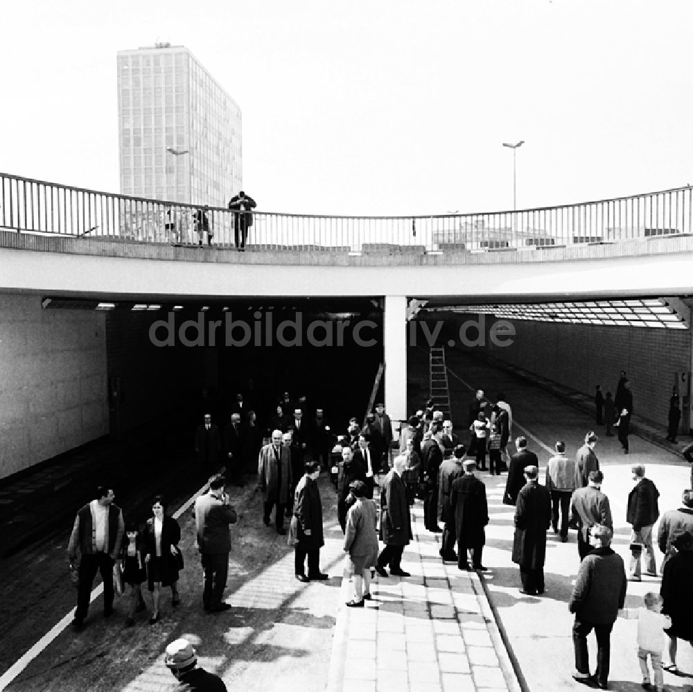 DDR-Fotoarchiv: Berlin - Autotunnel Alexanderplatz Berlin für Besucher freigegeben