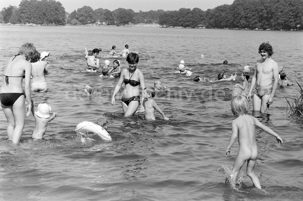 DDR-Bildarchiv: Berlin - Badesee Kleiner Müggelsee im Ortsteil Müggelheim in Berlin in der DDR