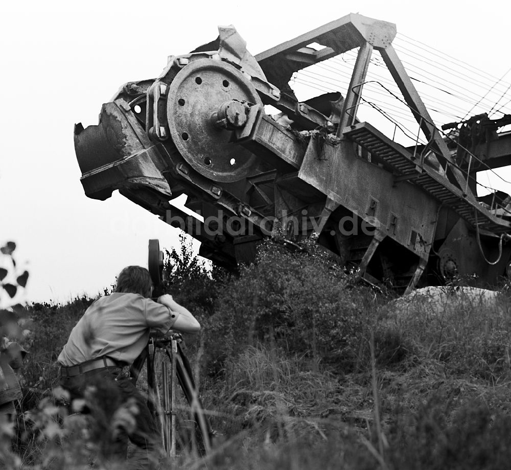 DDR-Fotoarchiv: Senftenberg - Bagger im Tagebaugelände mit drehenden Kameramann für Filmaufnahmen in Senftenberg in der DDR