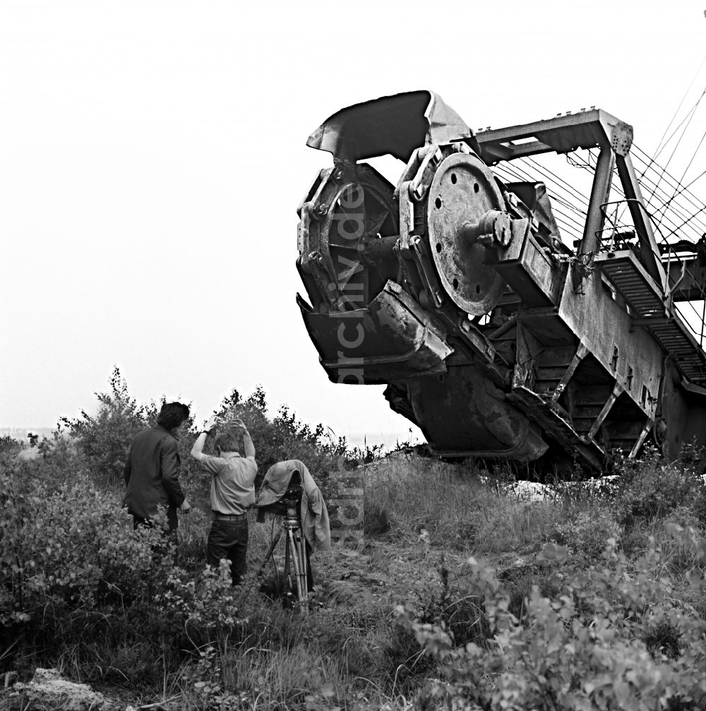 Senftenberg: Bagger im Tagebaugelände mit drehenden Kameramann für Filmaufnahmen in Senftenberg in der DDR