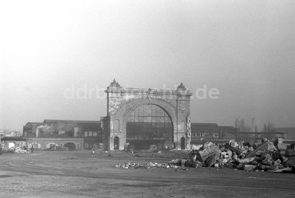 DDR-Fotoarchiv: Berlin - Bahnhofsgebäude des S-Bahnhofes Lehrter Bahnhof in Berlin