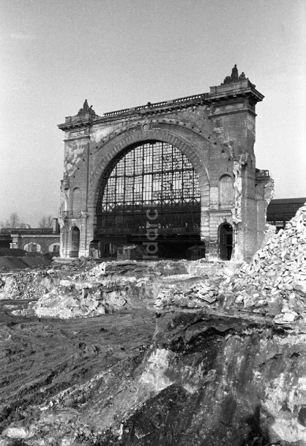 DDR-Fotoarchiv: Berlin - Bahnhofsgebäude des S-Bahnhofes Lehrter Bahnhof in Berlin