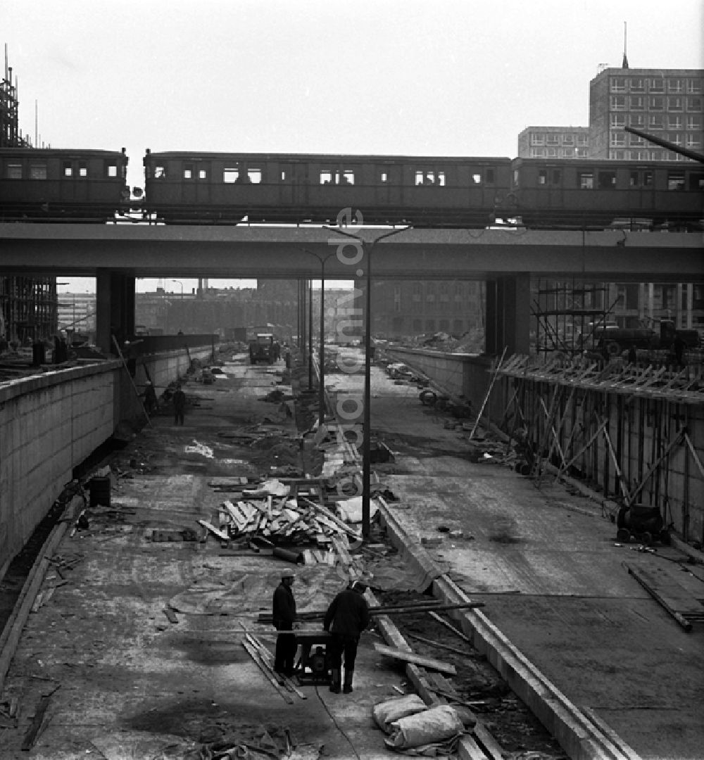 DDR-Fotoarchiv: Berlin - Bau des Autotunnels in der Grunerstraße beim Alexanderplatz