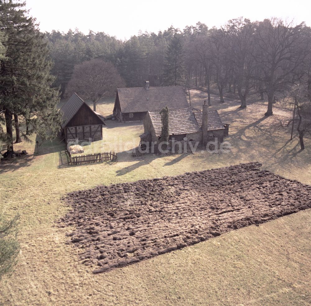 Räckelwitz: Bauernhofbetrieb mit bestellten Acker in Räckelwitz in der DDR