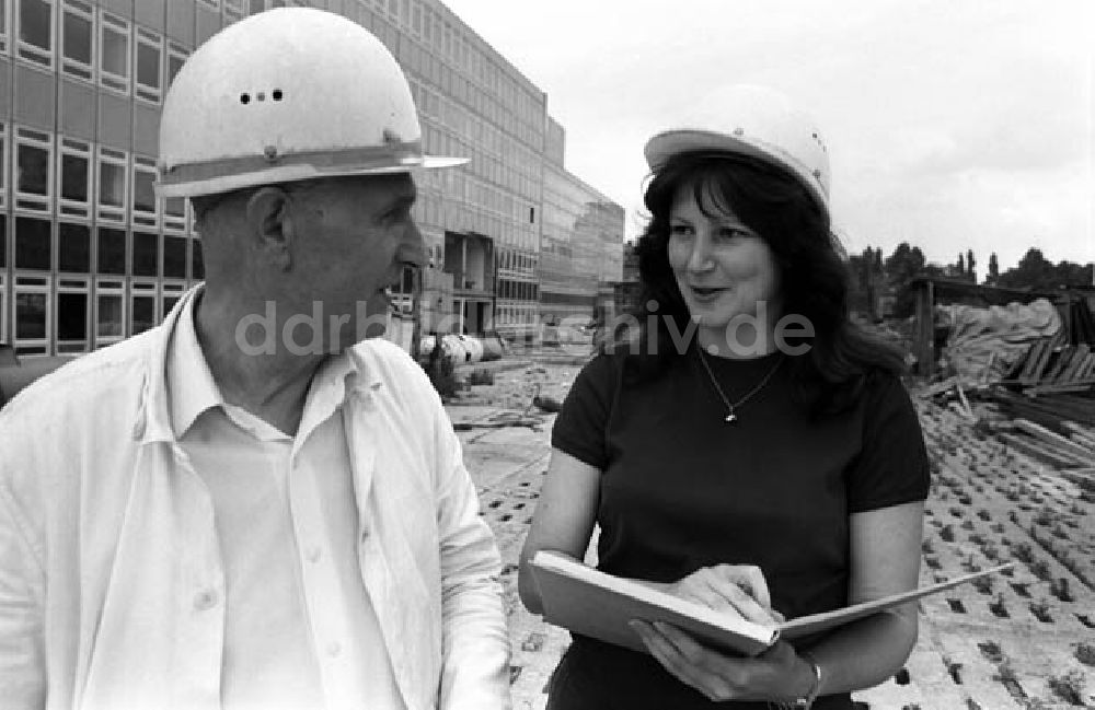 DDR-Bildarchiv: Berlin - Bauführerin Gabriele Thyrolf Foto:Schönfeld