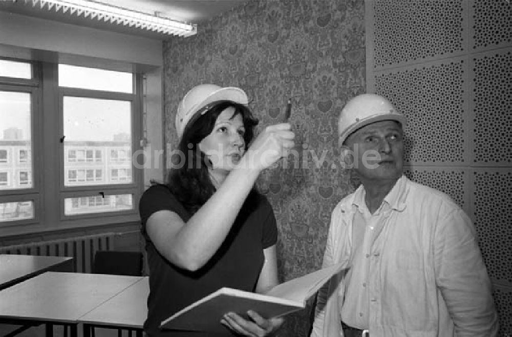 DDR-Fotoarchiv: Berlin - Bauführerin Gabriele Thyrolf Foto:Schönfeld