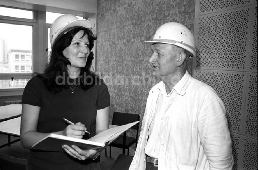 DDR-Fotoarchiv: Berlin - Bauführerin Gabriele Thyrolf Foto:Schönfeld