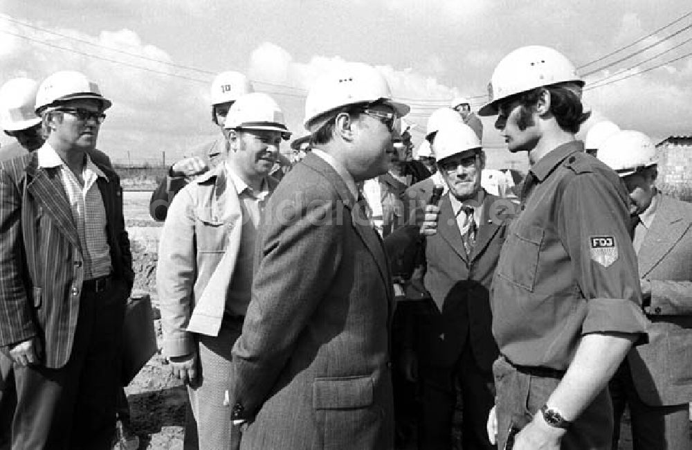 Berlin: Bauminister Junker besichtigt G. Stadtbezirk Foto: Schönfeld