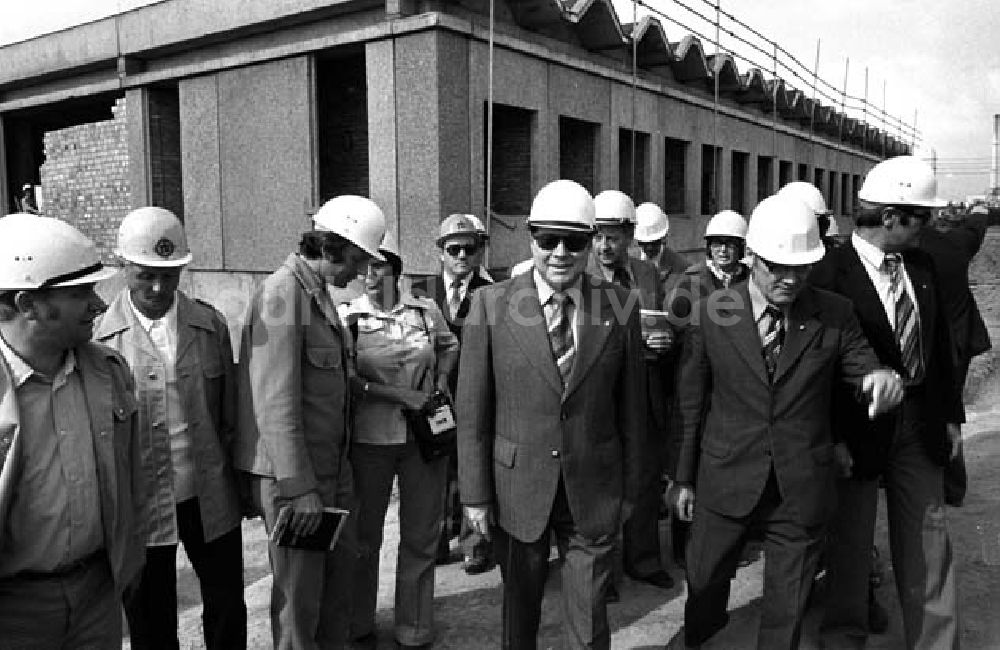 DDR-Bildarchiv: Berlin - Bauminister Junker besichtigt G. Stadtbezirk Foto: Schönfeld