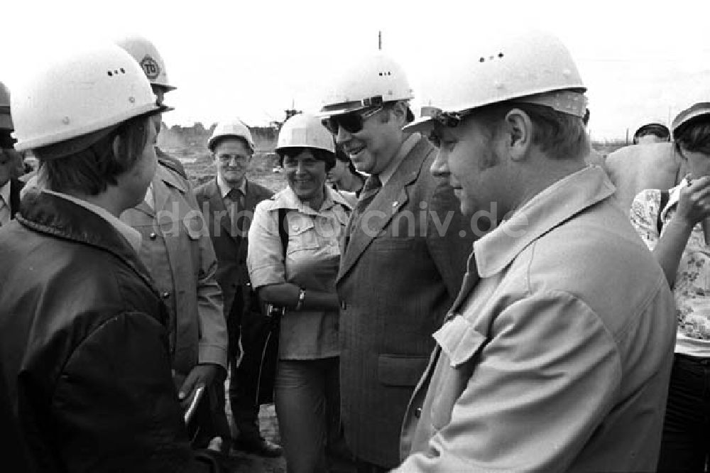 Berlin: Bauminister Junker besichtigt G. Stadtbezirk Foto: Schönfeld