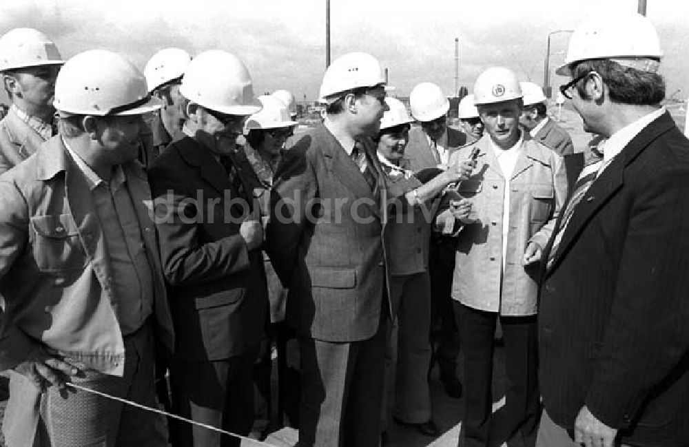 DDR-Fotoarchiv: Berlin - Bauminister Junker besichtigt G. Stadtbezirk Foto: Schönfeld