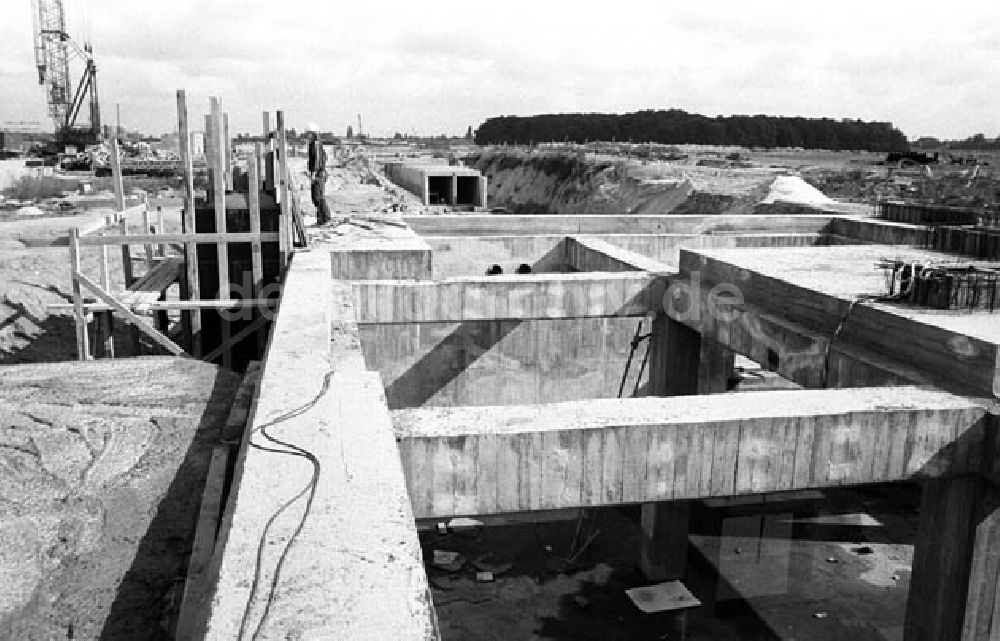 Berlin: Bauminister Junker besichtigt G. Stadtbezirk Foto: Schönfeld