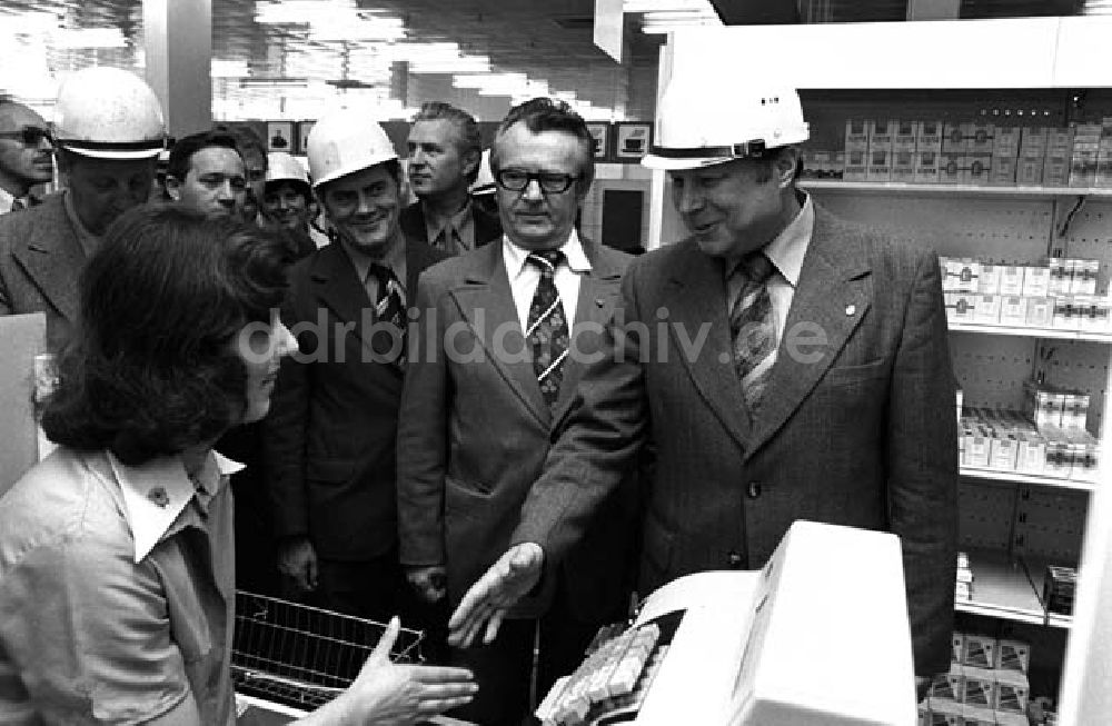 DDR-Fotoarchiv: Berlin - Bauminister Junker besichtigt G. Stadtbezirk Foto: Schönfeld