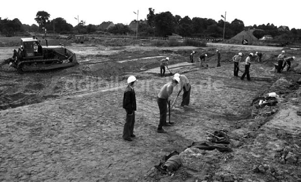 Berlin: Bauminister Junker besichtigt G. Stadtbezirk Foto: Schönfeld