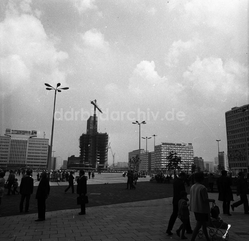 DDR-Fotoarchiv: Berlin - Baustelle Haus des Reisens am Alexanderplatz Berlin 1970