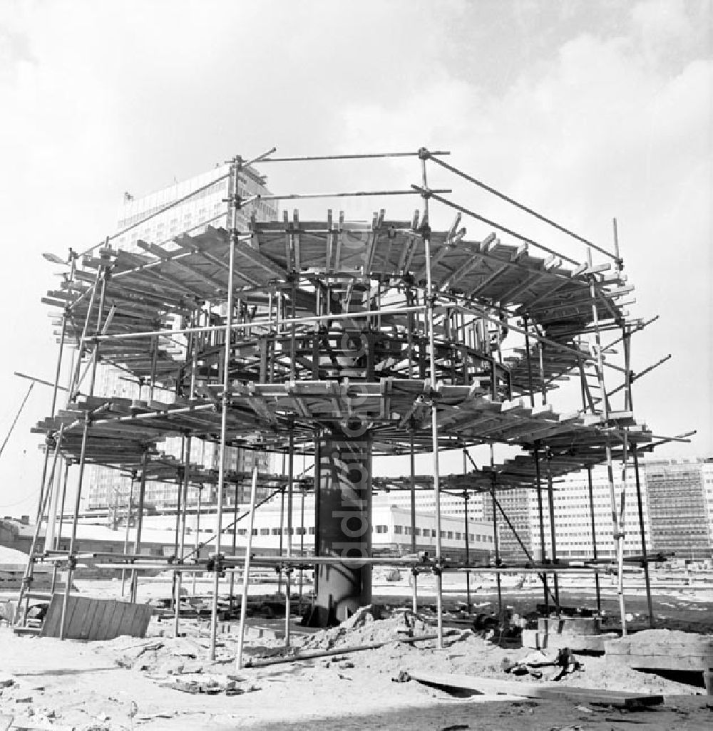 DDR-Bildarchiv: Berlin - Baustelle Weltzeituhr am Alexanderplatz in Berlin