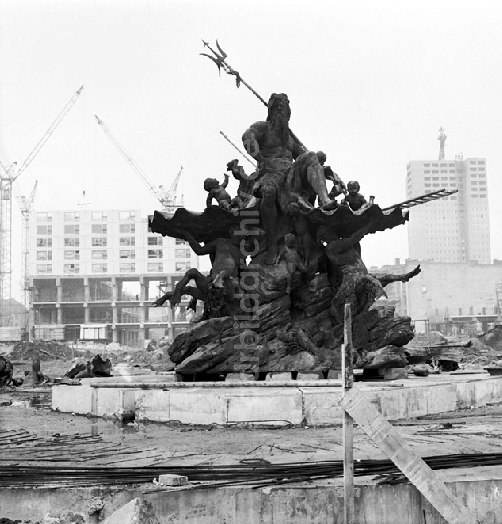 DDR-Bildarchiv: Berlin - Begasbrunnen (Neptun) Berlin-Mitte vor dem Fernesehturm