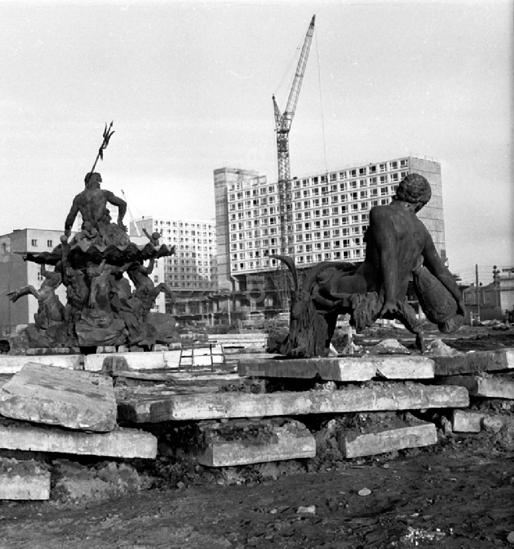 Berlin: Begasbrunnen (Neptun) Berlin-Mitte vor dem Fernesehturm