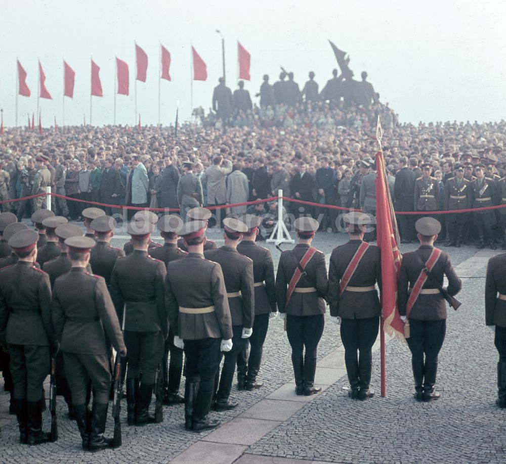 Buchenwald: Begegnung von Waffenbrüdern zum gemeinsamen Manöver OKTOBERSTURM in Buchenwald in der DDR