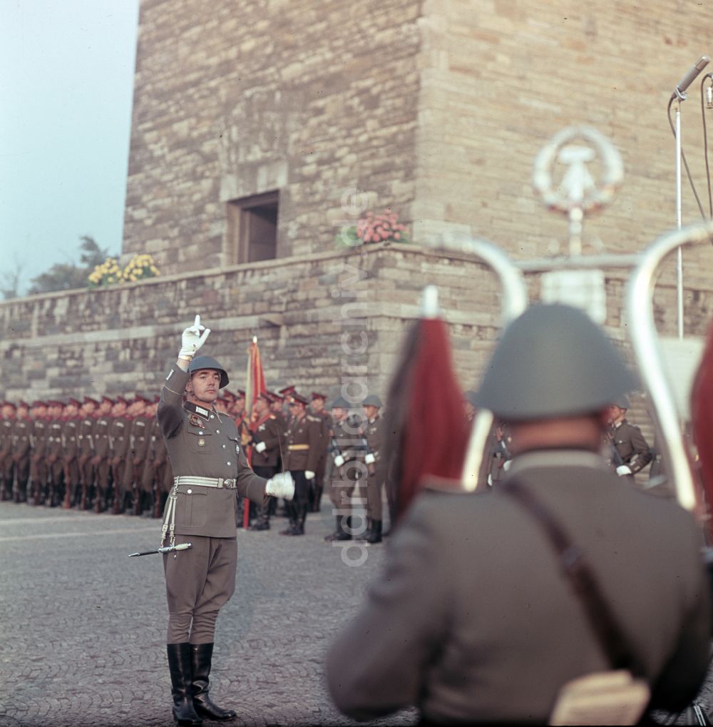 Buchenwald: Begegnung von Waffenbrüdern zum gemeinsamen Manöver OKTOBERSTURM in Buchenwald in der DDR