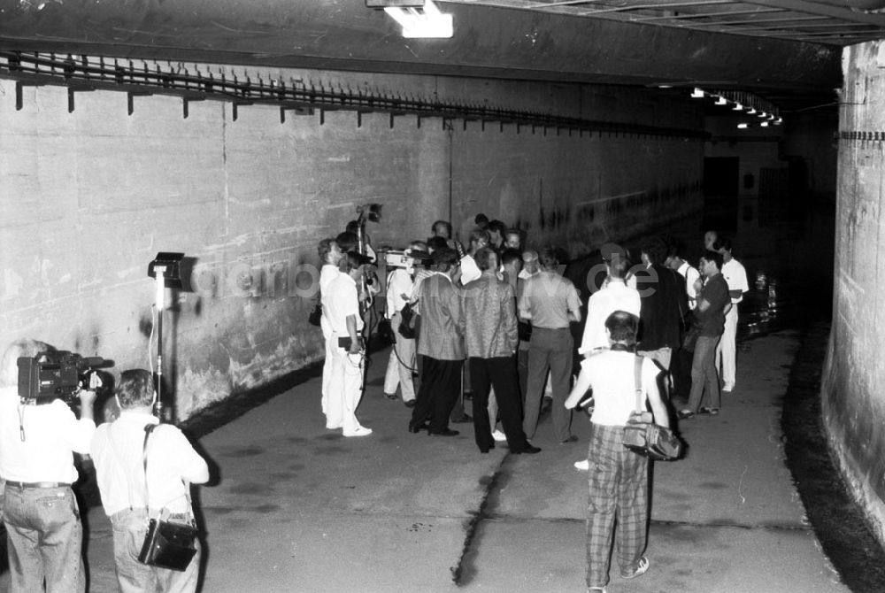 DDR-Fotoarchiv: Berlin-Mitte - Begehung im Berliner Lindentunnel. Foto:Grahn