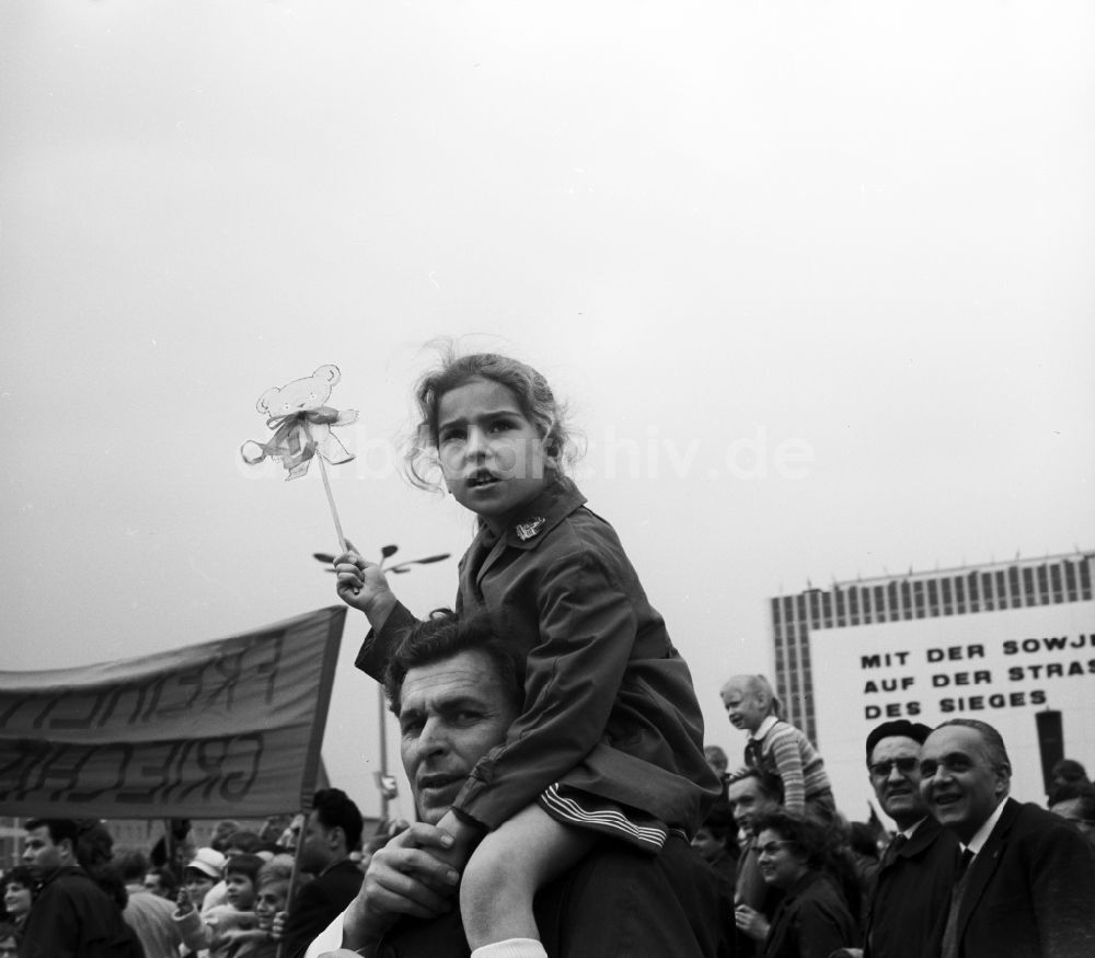 Ddr Fotoarchiv Berlin Mitte Begeisterte Ddr Bürger Mit Kindern Und Familie Beim Vorbeizug An 0082