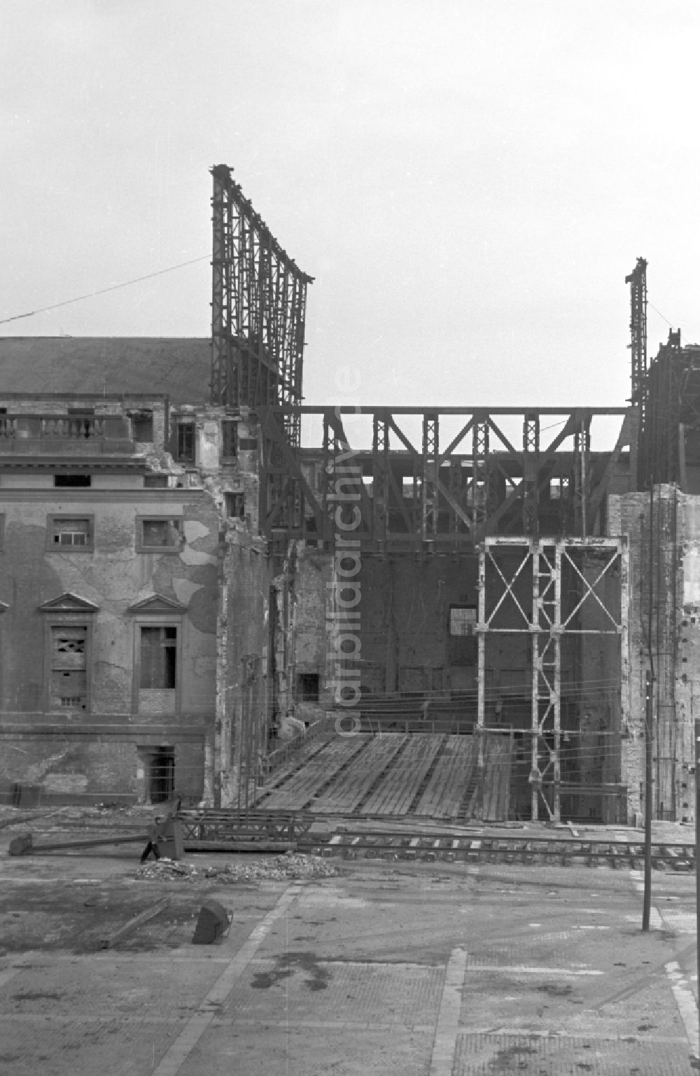 DDR-Fotoarchiv: Berlin - Beginn des Wiederaufbaus der im Zweiten Weltkrieg zerstörten Deutschen Staatsoper an der Straße Unter den Linden in Berlin in Berlin in der DDR