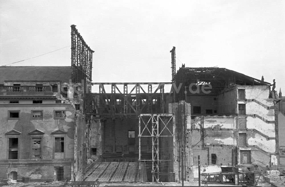 Berlin: Beginn des Wiederaufbaus der im Zweiten Weltkrieg zerstörten Deutschen Staatsoper an der Straße Unter den Linden in Berlin in Berlin in der DDR